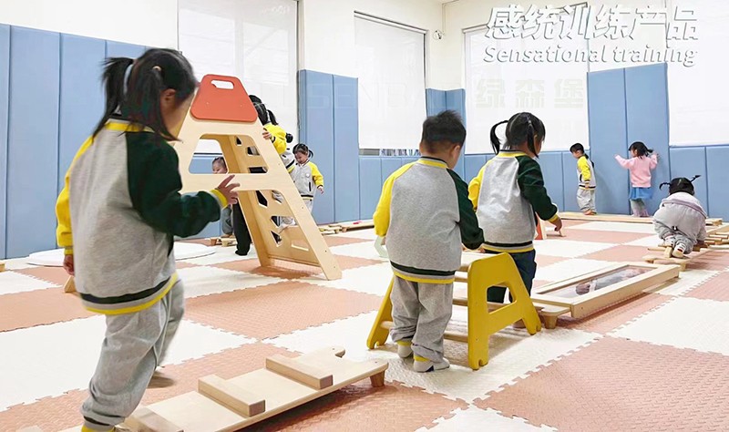 幼兒園感統游戲訓練 5.jpg 幼兒園感統游戲訓練 5.jpg